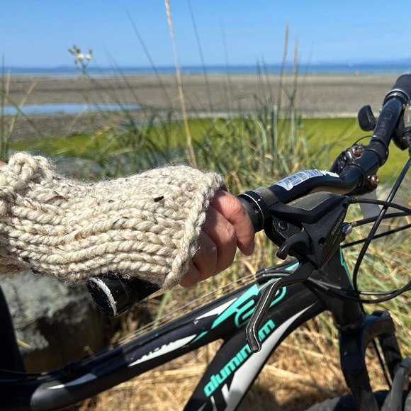 NWT Hand Knit Chunky Wool Fingerless Gloves ~ Unisex - Picture 3 of 7
